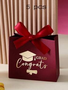 畢業季禮品盒，飾有金箔畢業證書、畢業帽圖案和「GRAD Congrats」祝賀文字，附配色絲帶蝴蝶結。多色可選，適用於包裝畢業紀念品、教師節禮物、糖果等，為畢業派對和典禮增添莊重優雅氛圍。 - 彩色 - 查看 2