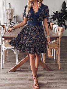 Robe mini élégante et décontractée pour femmes, col V, manches courtes, volants, ourlet asymétrique en forme de ligne A. Robe style bohème parfaite avec bretelles spaghetti pour l'automne, les vacances et l'été - Bleu marine - Voir 3