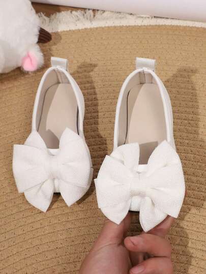 1 par de zapatos planos tipo slip-on blancos para niñas de talla grande, de material de tela suave, con decoración de lazo, punta redonda, suela blanda, cómodos y casuales, zapatos de princesa adecuados para niñas de 1 a 12 años, para uso diario, fiestas, escenario, viajes, interior/exterior, nuevos lanzamientos para primavera/verano