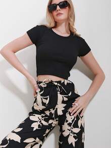 Women Black Ribbed Short Sleeve Crop Top Designed For Effortless Everyday Styling And Sleek Casual Looks. - Black - View 3