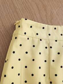 Conjunto de viaje de color gris claro, top sin mangas de cuello alto combinado con falda mini de lunares. Silueta ajustada minimalista que acentúa la cintura. Tela suave y fluida. El detalle del lazo en la top y los lunares distribuidos uni - Amarillo claro - Ver 6