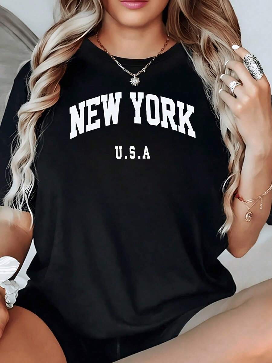 Text Celebrating The Urban Energy Of New York With Bold Lettering That Reflects Confidence, Freedom, And A Modern Spirit. Comfortable And Stylish Casual Women's T-Shirt For Everyday Wear. - 黑色 - 查看 1