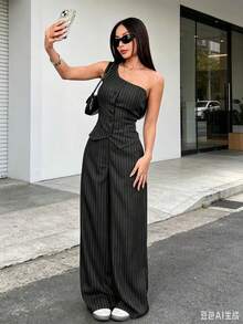 Elegant Women's Two-Piece Set Featuring Pinstripes, An Asymmetrical Neckline, A Sleeveless Tank Top, And Wide-Leg Trousers. Made From A Linen Blend, Perfect For Autumn. - 黑與白 - 查看 7