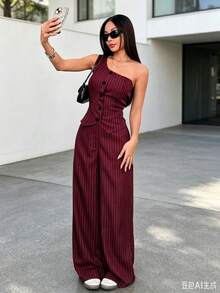 Elegant Women's Two-Piece Set In Burgundy, Consisting Of A Sleeveless Blazer With An Asymmetrical Neckline And Pinstripes, And Long Wide-Leg Trousers. Ideal For Autumn Looks. - 酒紅色 - 查看 1