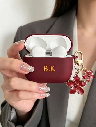 Estuche protector personalizado con nombre de letra (set de 2 piezas, incluye cadena colgante de flores) para auriculares Bluetooth color burdeos mate, regalo personalizado para el Día de San Valentín, cumpleaños, festividades, para él/ella, aniversario, boda, padres