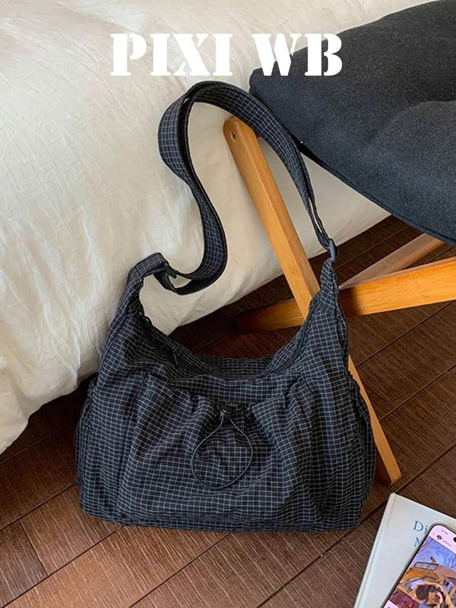 这款休闲轻便单肩托特包配有可调节宽肩带和抽绳封口。设计百搭,适合日常出行、旅行和各种休闲场合。深受休闲风格爱好者的喜爱,采用耐用材质和轻巧设计,搭配经典的网格印花,带来全天候的舒适背负体验。 - 彩色 - 查看 1