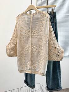 Áo khoác cardigan ren thêu tinh tế, chất liệu vải trắng sữa có họa tiết, kiểu dáng mềm mại và thoải mái, cổ chữ V khoét sâu, tay lỡ 3/4, trang phục ngoài trời mùa xuân/hè dành cho nữ. - Màu be - Xem 3