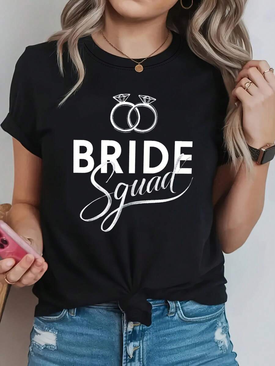 Camiseta de anillo de diamantes Bride Squad llena de la alegría de las ceremonias de boda, con impresiones de cartas, perfecta para el uso casual en primavera y verano. Una pieza versátil para fiestas de vacaciones, salidas de compras y reuniones