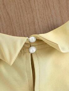 Conjunto de viaje de color gris claro, top sin mangas de cuello alto combinado con falda mini de lunares. Silueta ajustada minimalista que acentúa la cintura. Tela suave y fluida. El detalle del lazo en la top y los lunares distribuidos uni - Amarillo claro - Ver 4