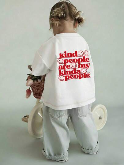 Áo thun mùa hè kiểu dáng thường ngày cho bé gái, in chữ "Kind People" màu đỏ và hình mặt cười, tay ngắn, chất liệu cotton mềm mại, thích hợp cho vui chơi hàng ngày và các hoạt động ngoài trời.