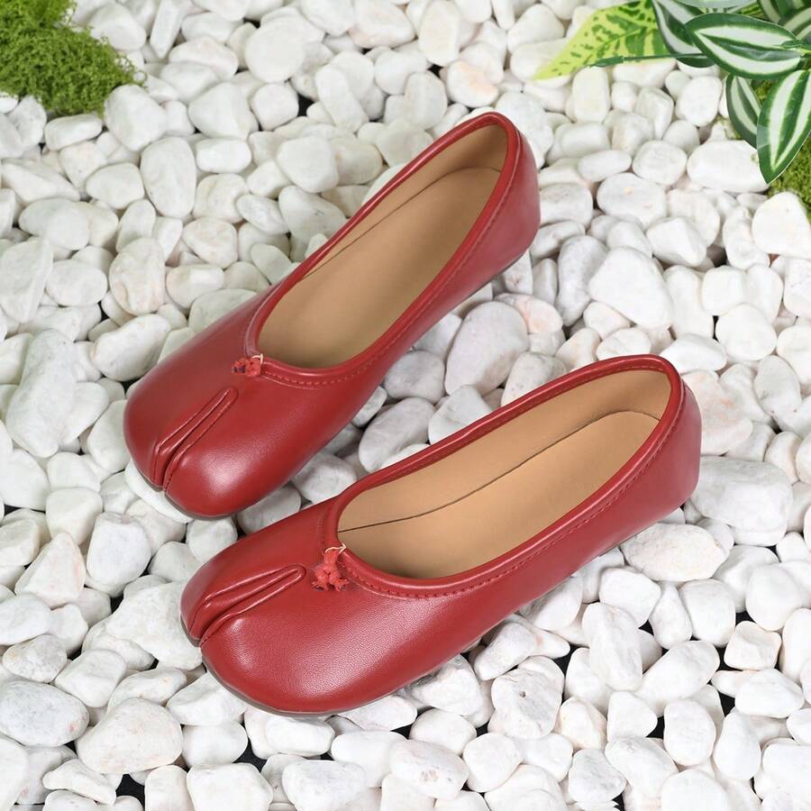 Giày nữ thời trang mũi tròn tối giản họa tiết chấm bi đen, đế mềm chống trơn trượt, kiểu dáng casual. - Đỏ - Xem 1