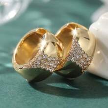 Brincos de Argola com Fivela Dourada Larga, Meia-Lua Totalmente Enfeitada com Zircônia Cúbica Cintilante, Acessório Feminino Elegante e Luxuoso, Joia de Alta Qualidade - Dourado - Visão 3