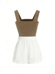 Conjunto de dos piezas para mujer estilo francés elegante primavera-verano 2026, top ajustado color café con tirantes anchos y escote cuadrado, combinado con shorts holgados blancos de cintura alta, incluye cinturón marrón con hebilla dorada decorativa, ideal para vacaciones, brunch, paseos costeros, citas, salidas casuales y ocasiones de descanso en temporada cálida - Multicolor 4 - Ver 5