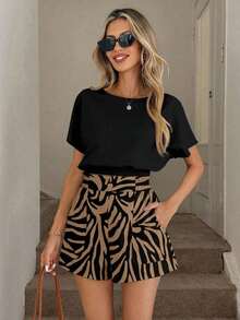 Conjunto de dos piezas para mujer con estampado floral vintage, blusa de cuello redondo con manga corta y shorts con cintura elástica, volantes y bolsillos laterales, estilo casual y elegante, ideal para primavera, verano, vacaciones, salidas y uso diario - Negro - Ver 6