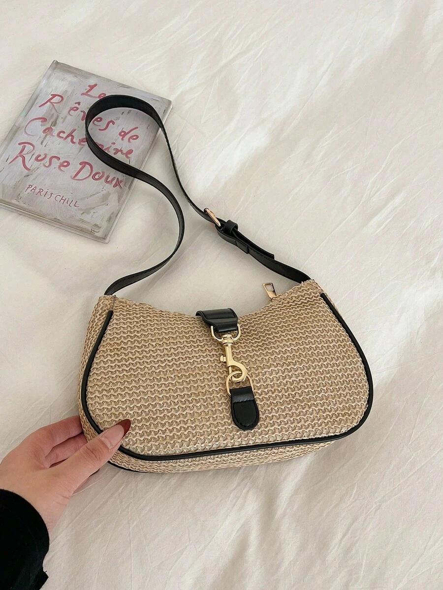 1 chiếc túi đeo vai bằng rơm màu be với viền da PU đen và khóa vàng, khóa kéo, phong cách mùa hè năng động, thích hợp đi biển.