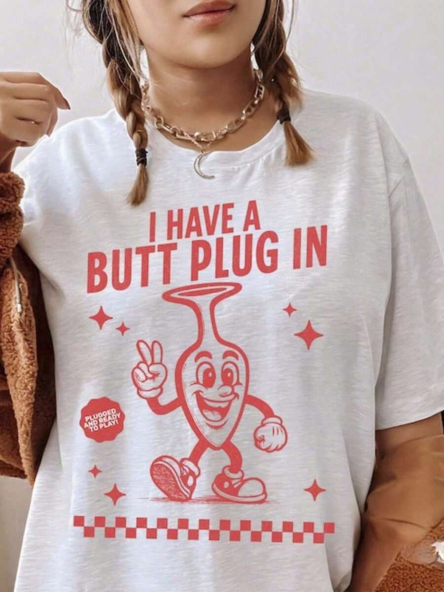 Camiseta de manga corta blanca de las mujeres con estampado del enchufe de la decoración del texto y la diversión del enchufe - Top de la blusa de cuello redondo suave y transpirable, adecuado para todas las estaciones, el uso diario, la coincidencia versátil para los regalos, los trajes con el tema del enchufe lavables en la máquina