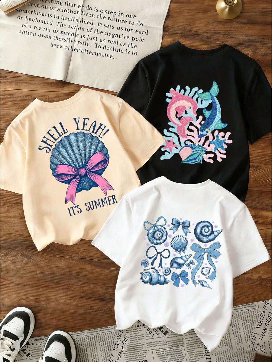 Set de 3 camisetas de mujer con transfer de conchas, lazos y peces coloridos, corales azul y rosa, estrellas de mar y letras "Shell Yeah", diseño costero llamativo. - blanco+negro+hueso - Ver 1
