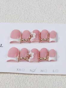 10 Stücke kurze quadratische spitze künstliche Nägel, mit zarter rosa & weißer French Manicure Optik, 3D Blumen Dekor und funkelnder Strass Kette, verströmen einen eleganten und raffinierten "Social Influencer" Stil. Diese handgefertigten wiederverwendbaren Fake Nägel sind einfach anzubringen und zu entfernen, ideal für Anfänger. Perfektes Accessoire für Bräute, Brautjungfern, Hochzeiten, formelle Anlässe, Arbeit, Dates und legere soziale Anlässe. - Follow Your Heart - Übersicht 5