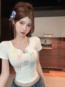 レディース 半袖 Tシャツ カットソー トップス リボン柄 リボン Vネック キーネック フロントスリット 安全ピン付き タイト スリム ショート丈 クロップド丈 地雷系 量産型 サブカル Y2K 韓国ファッション ガーリー 夢かわ フェミニン 派手 カラフル パステルカラー 着痩せ 華奢見え 骨格ウェーブ 体型カバー ぴたT 夏服 春夏 デート お出かけ ライブ イベント フェス カジュアル ギャル 病みかわ 原宿系 個性的 ベビーティー ちびT コンパクト ストレッチ 総柄 プリント 細見え ウエスト強調 フレンチガーリー ダンス 衣装 部屋着 普段着 - ホワイト - チェックする 6