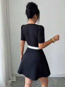Vestido corto negro para mujer, cuello cuadrado, mangas cortas y cintura definida con lazo blanco, elegante y sofisticado - Negro - Ver 2