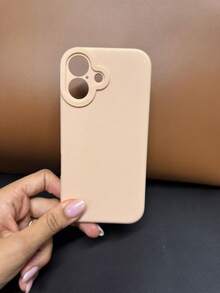 Capa Para Celular IP 16 De Silicone Aveludada Premium Câmera Fechada Alto Relevo Capinha Protetora Com Maça - Bege - Visão 2