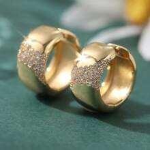 Brincos de Argola com Fivela Dourada Larga, Meia-Lua Totalmente Enfeitada com Zircônia Cúbica Cintilante, Acessório Feminino Elegante e Luxuoso, Joia de Alta Qualidade - Dourado - Visão 5