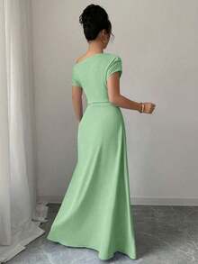 Vestido de mujer con estampado minimalista, hombro asimétrico y talle fruncido - Verde - Ver 2