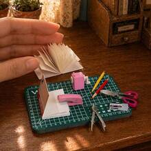 Set de papelería de mini casa de muñecas: Accesorios de casa de muñecas, grapadora, tijeras, lápiz, cuaderno, borrador; Decoración de escritorio en miniatura, regalo exquisito DIY - Unitalla - Ver 3