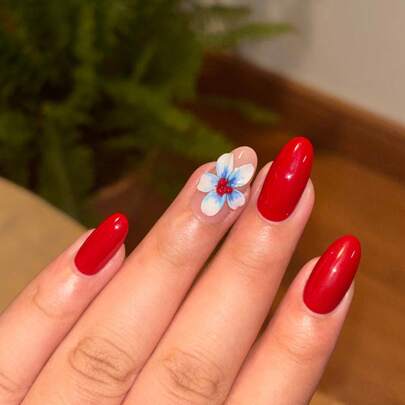 Bộ 24 móng giả dán hình hạnh nhân/màu đỏ tươi trơn + họa tiết hoa xanh vẽ tay, vừa tươi sáng vừa nhẹ nhàng.