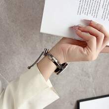 1 chiếc dây đeo đồng hồ kiểu vòng tay mạ vàng hồng sang trọng, dây thay thế phù hợp với mọi dòng sản phẩm, được làm từ hợp kim đánh bóng cao cấp với thiết kế vòng tay rỗng kết hợp với dây xích mảnh mai và khóa định vị, chống trầy xước và bền bỉ, đeo thoải mái. - Hoa hồng vàng - Xem 3