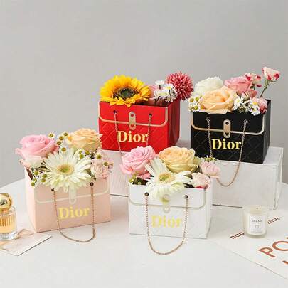 M.Dior 1个折叠手提花盒，菱形链条礼品袋创意鲜花包装盒，可重复使用的硬质礼品盒，质感高端，适用于情人节、母亲节、生日、婚礼花束包装及节日礼品，采用3D折叠结构设计，配有便捷提手链条，适用于花店、礼品店、活动装饰及纪念品包装，精致的菱形纹理和高品质的结构使花束包装更显优雅大气，适用于鲜花、干花花束展示、花艺设计包装及高端礼品摆放场景。