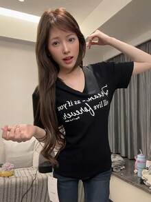 レディース 半袖 Tシャツ Vネック トップス カットソー 英字 ロゴ プリント メッセージ 筆記体 タイト スリム ウエストシェイプ 細見え 着痩せ 鎖骨見せ ボディコンシャス カジュアル セクシー きれいめ 大人可愛い 春 夏 秋 骨格ストレート 骨格ウェーブ デイリー お出かけ デート 旅行 シンプル ブラック チャコール くびれ メイク 伸縮性 ストレッチ ティーシャツ ロゴT スッキリ インナー 重ね着 10代 20代 30代 40代 韓国ファッション ストリート スポーティー 部屋着 ワンマイルウェア 涼しい 通気性 柔らかい 無地 普段使い 休日スタイル 快適 - ホワイト - チェックする 3