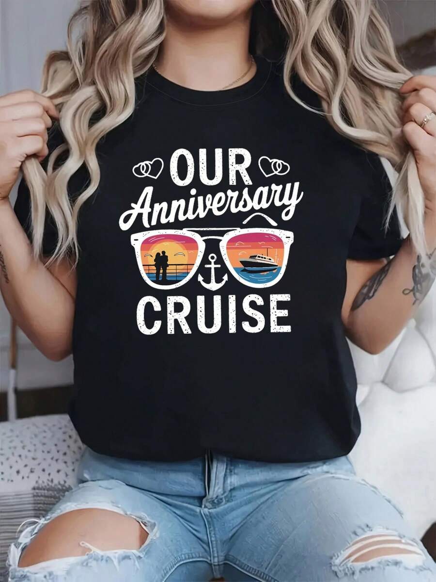 Nuestro crucero de aniversario: un dulce y romántico diseño de fiesta de celebración impreso en una camiseta de cuello redondo de primavera y verano de mujer