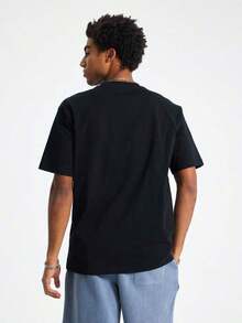 Tiny Spark Camiseta de manga corta con cuello redondo y estampado de eslogan casual para hombres, versátil para el verano - Negro - Ver 5