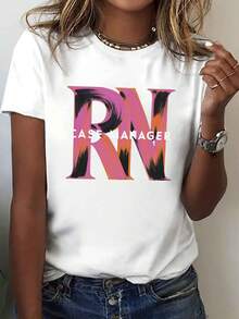 Camiseta gráfica del gerente del caso RN de las mujeres - Bold Geometric Letter Print, Manga corta Crew Cuello Casual Top, Medio estiramiento Tela lavable en máquina, Confort de toda la temporada para profesionales de enfermería y ropa casual, Camiseta de enfermera, Camiseta de ajuste cómodo, Camiseta de impresión vibrante, Material estirable - Blanco - Ver 2