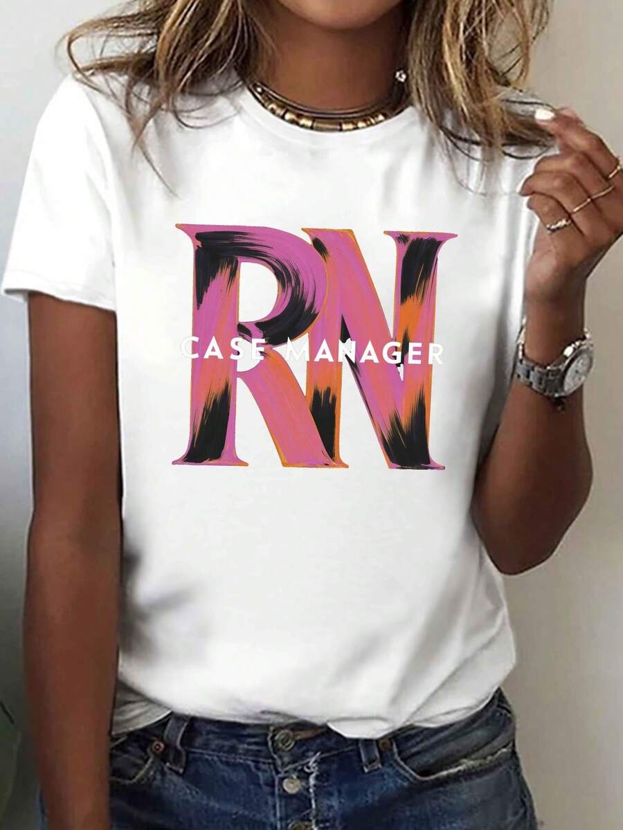 Camiseta gráfica del gerente del caso RN de las mujeres - Bold Geometric Letter Print, Manga corta Crew Cuello Casual Top, Medio estiramiento Tela lavable en máquina, Confort de toda la temporada para profesionales de enfermería y ropa casual, Camiseta de enfermera, Camiseta de ajuste cómodo, Camiseta de impresión vibrante, Material estirable
