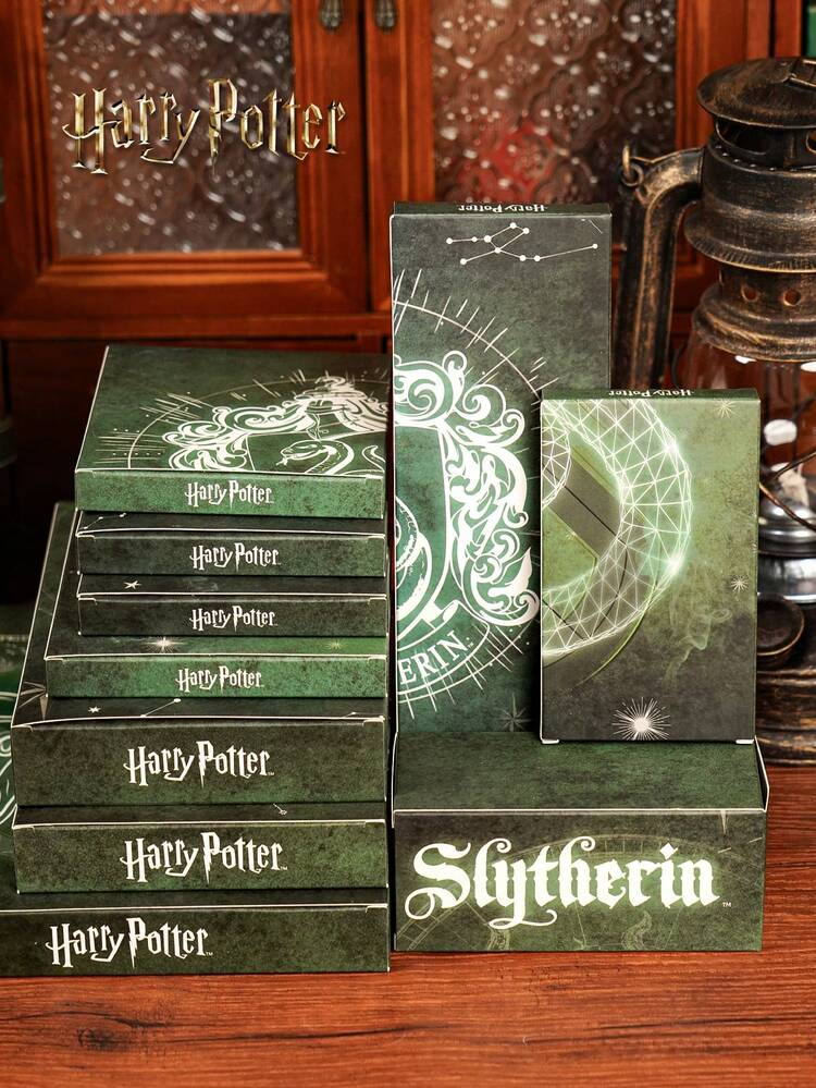 Harry Potter 哈利波特蛇年主题礼盒套装，内含金属书签盲盒、笔记本、铁皮徽章、金属徽章、纸质书签、钥匙扣等精美周边礼品系列，马尔福周边绿色盲盒，适合青少年及成人，哈利波特粉丝组合礼品，节日礼物，生日礼物 - 彩色 - 查看 7