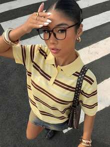 Camiseta Polo Amarilla de Manga Corta a Rayas con Botones Minimalista para Mujer, Blusa Amarilla para Mujer, Camiseta Polo Casual Amarilla para Mujer, Camisa a Rayas Amarillas, Ropa YTK, Atuendo Retro para Mujer, Ropa Retro, Atuendo de Moda - Azul Marino - Ver 6