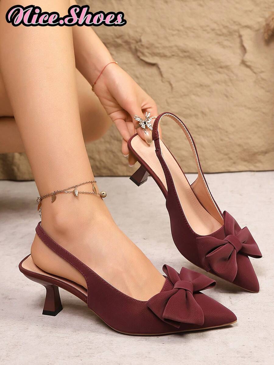 Mẫu sandal cao gót mũi nhọn thắt nơ thanh lịch mới về mùa hè, thích hợp cho dạo phố, đi làm, mặc hàng ngày, phong cách sang trọng của giới thượng lưu. Có các màu be, kaki, đỏ tía, đen.
