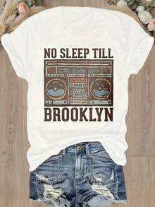 Camiseta gráfica BROOKLYN sin dormir hasta - Vintage Boombox diseño, letras marrones audaces - Camiseta relajada casual para los amantes de la música, perfecta para las excursiones de verano y festivales - Blanco - Ver 2