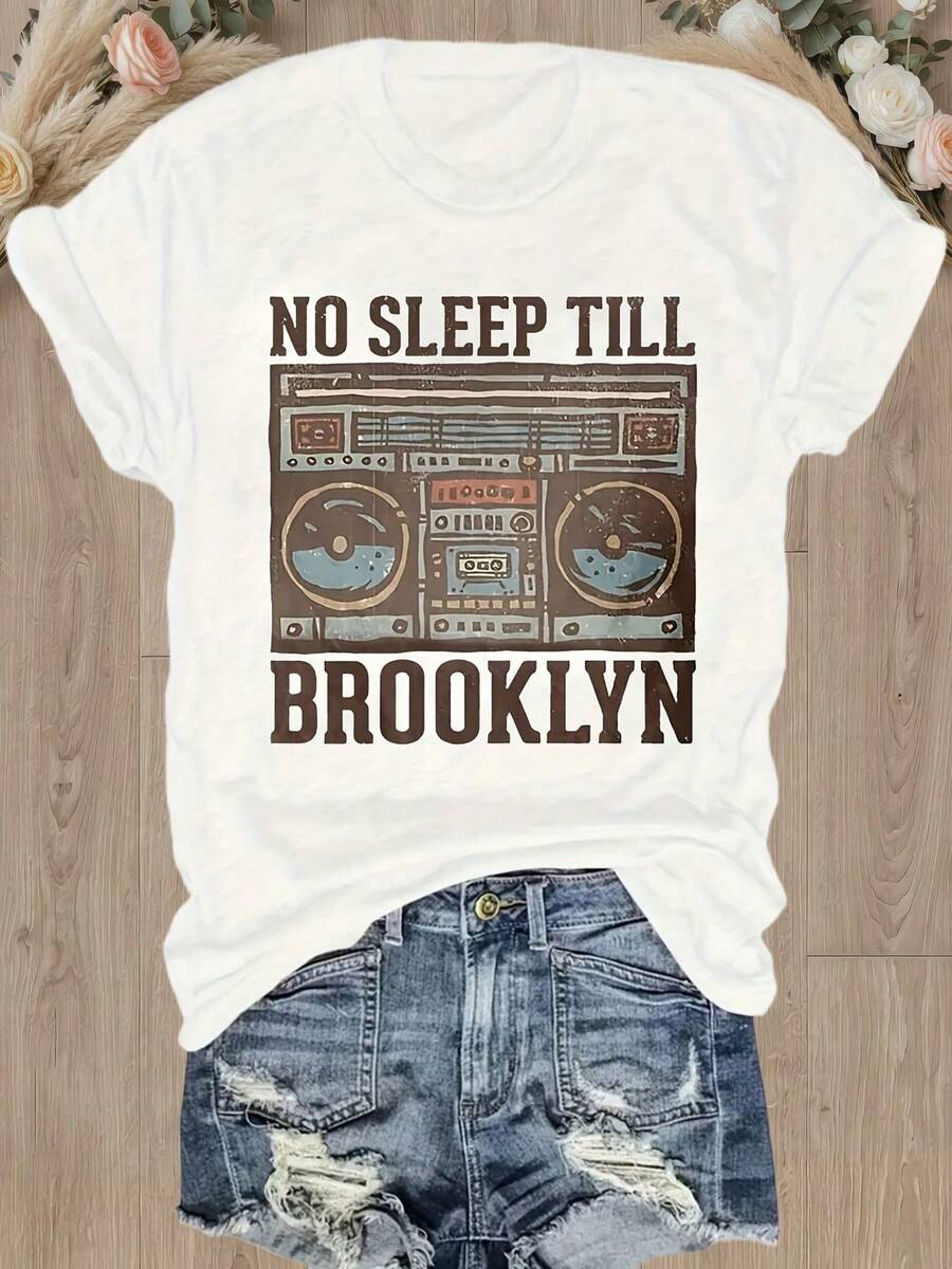 Camiseta gráfica BROOKLYN sin dormir hasta - Vintage Boombox diseño, letras marrones audaces - Camiseta relajada casual para los amantes de la música, perfecta para las excursiones de verano y festivales