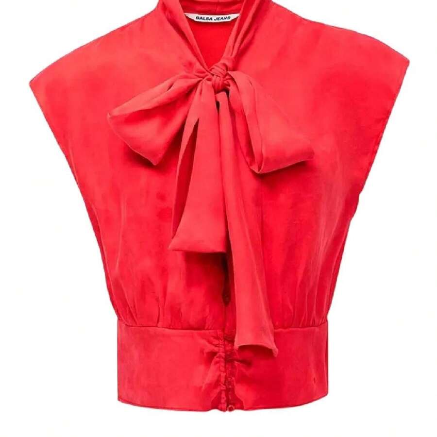 Blusa vermelha com laço da Salsa Jeans: Elegante e feminina, esta blusa da Salsa Jeans destaca-se pela sua sofisticação e toque romântico, ideal para esta estação. Confeccionada, seu comprimento cropped acentua a cintura e o laço frontal na gola alta chama a atenção. Perfeita para mulheres que buscam estilo e conforto em uma peça vermelha vibrante. - Vermelho - Ver 1