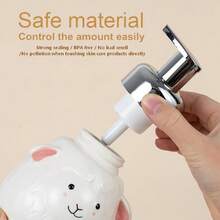 1个可爱动物造型陶瓷皂液器 - 小羊/小鸡/小牛/小狗,彩色彩绘设计,搭配塑料按压头,大容量可重复灌装瓶,适用于洗手液、洗洁精、沐浴露、洗发水,浴室和厨房均可使用,可爱又治愈风格,适合家居装饰、儿童房、生日、乔迁、节日等各种场合,四季皆宜。 - 小牛皂液器 - 查看 6