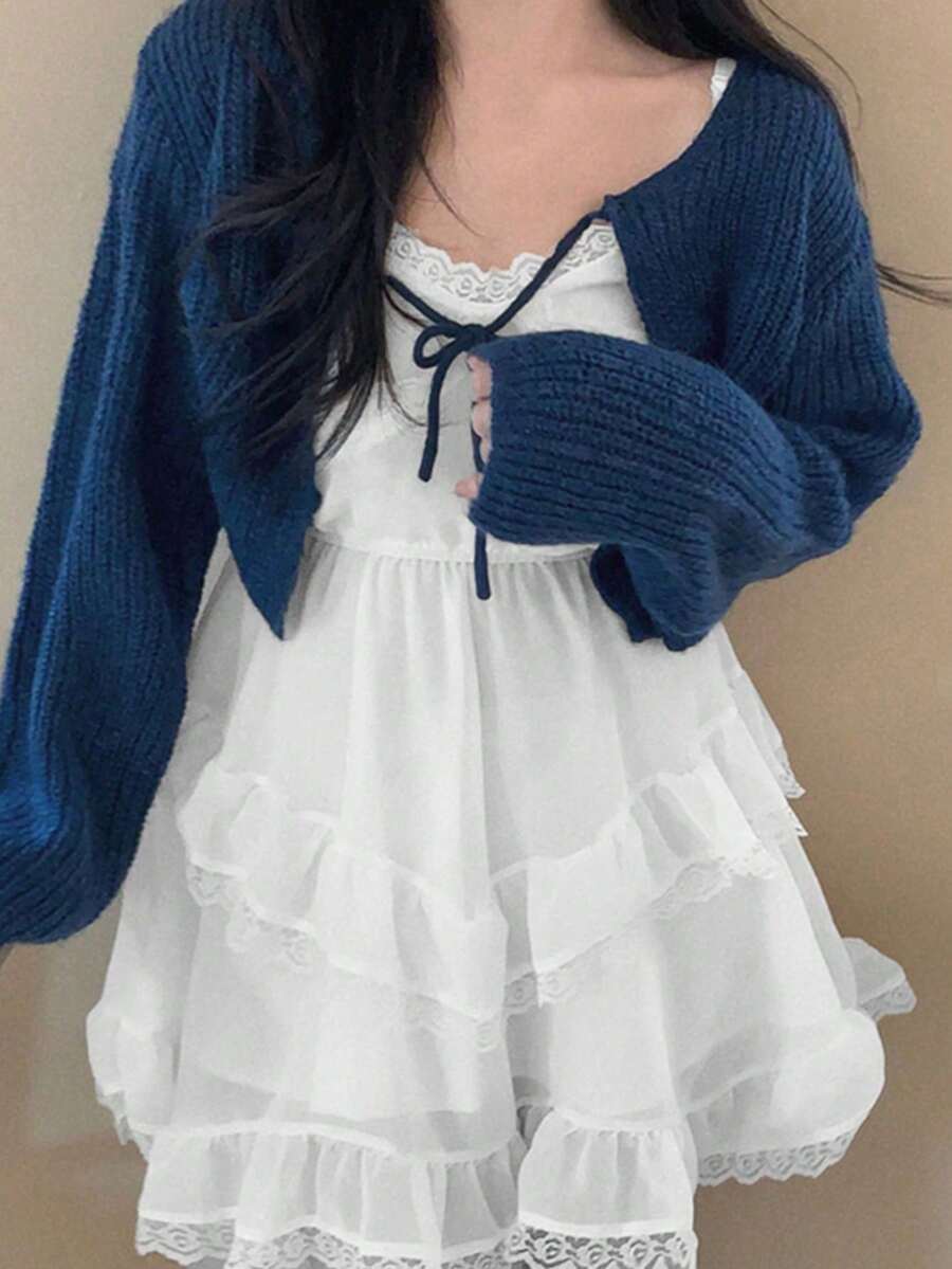 Vestido casual de alças finas com detalhes em renda, cor sólida, estilo elegante para primavera e verão.