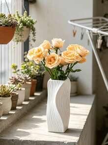 Weiße gewundene Vase, moderne wellige strukturierte Blumenvase. Es ist eine dekorative Vase, die sich für Wohnzimmer, Schlafzimmer und Büros eignet und als Tischzentrum und Dekoration für Wohnaccessoires dient. Diese minimalistische Blumenarrangement-Vase ist ideal für Dekorationen bei Hochzeiten, Partys und ländlichen Szenarien. - Verdrehte Vase - Übersicht 8