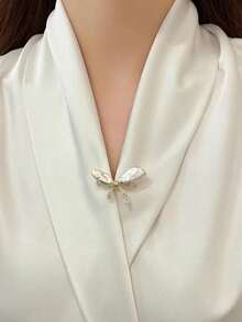 1pc Asymmetrical Faux Pearl Bow Brooch, Suitable For Women To Wear. Unique And Elegant Brooch. Exquisite High-End Clothing Anti-Exposure Pin, Can Cover Skin, Suitable For Wearing Out, Ideal Accessory For Suits, Perfect Accessory For Summer Sun Protection, Perfect Gift For Halloween, Christmas - Multicolor - View 4