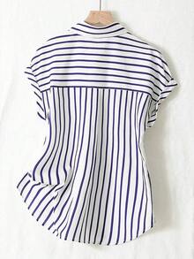 Camisa de verano de moda con rayas, de un solo pecho, con hombros caídos y mangas cortas, de poliéster con cierre de botones delanteros de color contrastante, diseño de parte delantera corta y parte trasera larga - Rayas azules - Ver 2