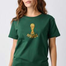Camiseta Estampa Troféu Taça Dourado Unissex Casual Confortável Moda Urbana Estilo Futebol Ideal Para Torcedores Jogos Eventos Esportivos Tecido Leve Respirável Ajuste Perfeito Camisa HEXA 100% Algodão Visual Moderno Versátil Alta Qualidade Uso Diário - Verde - Visão 1