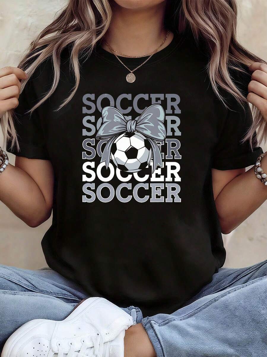 Camiseta de mujer con un arco 'SOCCER' y impresión de letras repetidas, perfecta para ver partidos y reuniones de fans, con un ambiente dulce y fresco con mangas cortas, ideal para un ambiente