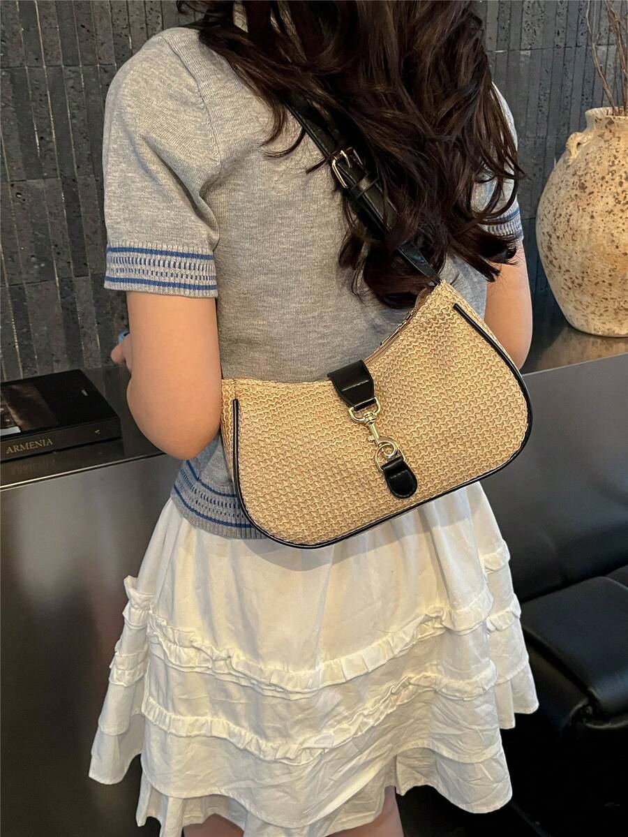 1 chiếc túi đeo vai bằng rơm màu be với viền da PU đen và khóa vàng, khóa kéo, phong cách mùa hè năng động, thích hợp đi biển.
